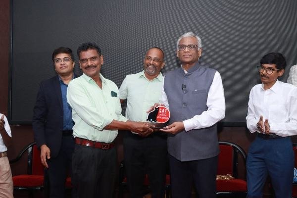 Presentation of a memento at an event